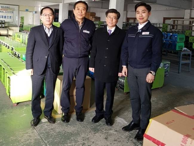 (왼쪽부터) 부산지방중소벤처기업청장 조종래 청장님, 주무관, 내쇼날시스템 김영호 회장, 기술부 김병헌 팀장. 사진=내쇼날시스템(주) 제공