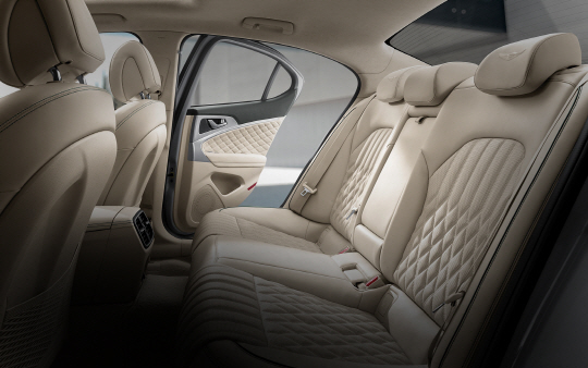 genesis-g70-features-technology-rear-seat-folding-seat