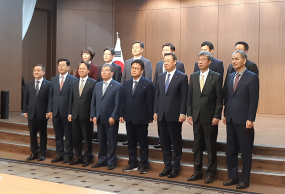 민병두 국회 정무위원장(앞줄 왼쪽 다섯번째), 윤석헌 금융감독원장(앞줄 왼쪽 네번째), 김태영 은행연합회장(앞줄 왼쪽 여섯번째) 등 은행권 자영업자 경영컨설팅 우수사례 발표 참석자들이 13일 서울 중구 은행회관에서 기념촬영을 하고 있다.(사진=송두리 기자)