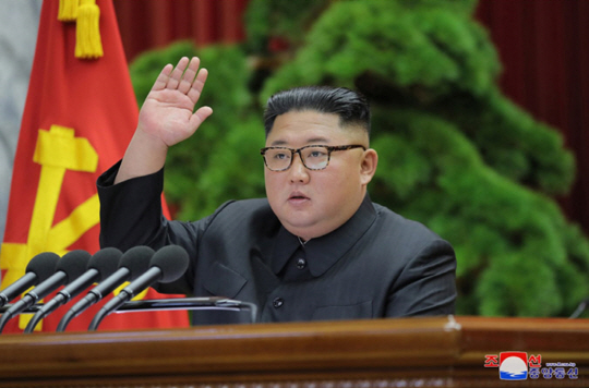 손 번쩍 든 김정은 북한 국무위원장