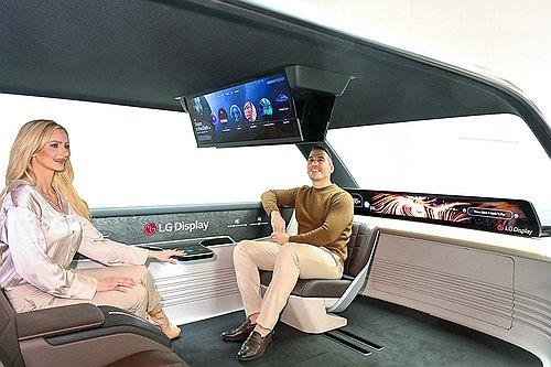 LG디스플레이가 지난달 미국 라스베이거스에서 열린 'CES 2024'에서 공개한 '57인치 P2P LCD'와 '32인치 슬라이더블 OLED' 이미지. LG디스플레이는 SDV