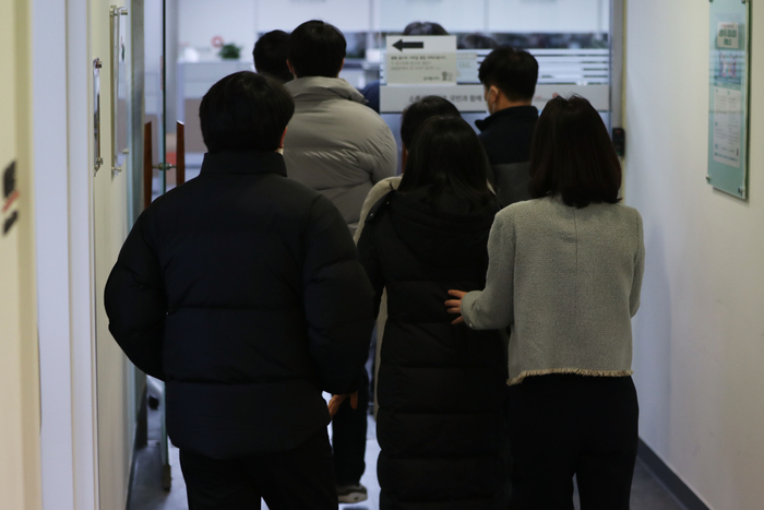 회의실 나서는 복지부-전공의 대화 참석자
