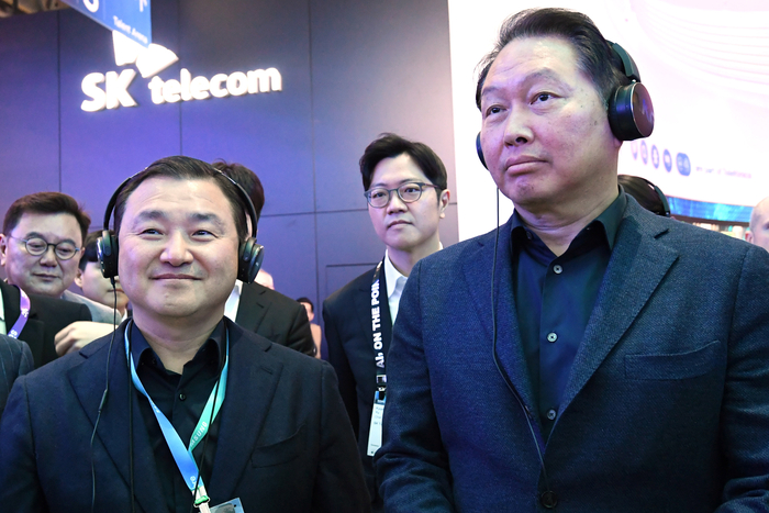 MWC2024 삼성전자 부스 둘러보는 최태원 회장과 노태문 사장