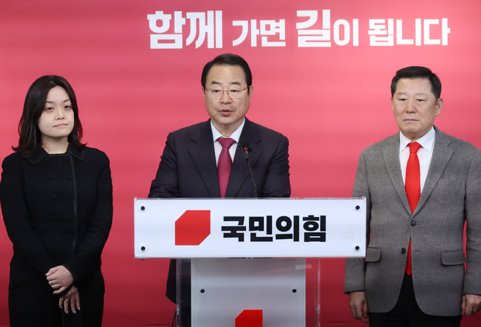 브리핑하는 정영환 공관위원장
