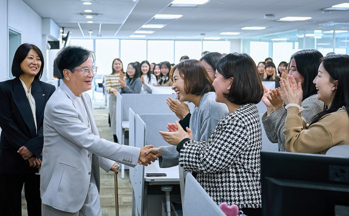 올해 초 서울 용산구 CJ올리브영 본사를 방문한 이재현 CJ그룹 회장(왼쪽 두 번째)이 임직원들과 인사를 나누고 있다.