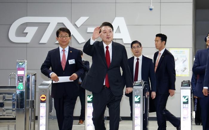 GTX-A 시승, 동탄역 도착해 인사하는 윤석열 대통령