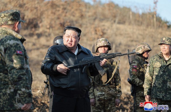 김정은, 軍훈련장 찾아 “전쟁기도 철저히 제압