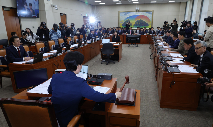 野, 가맹사업법·민주유공자법 본회의 직회부…정무위서 단독 의결