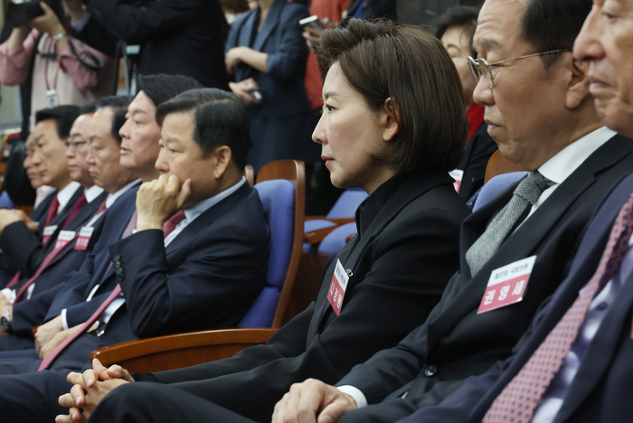 당선자 총회 참석한 중진 의원들