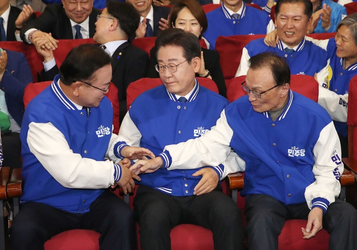 악수 나누는 이재명·이해찬·김부겸