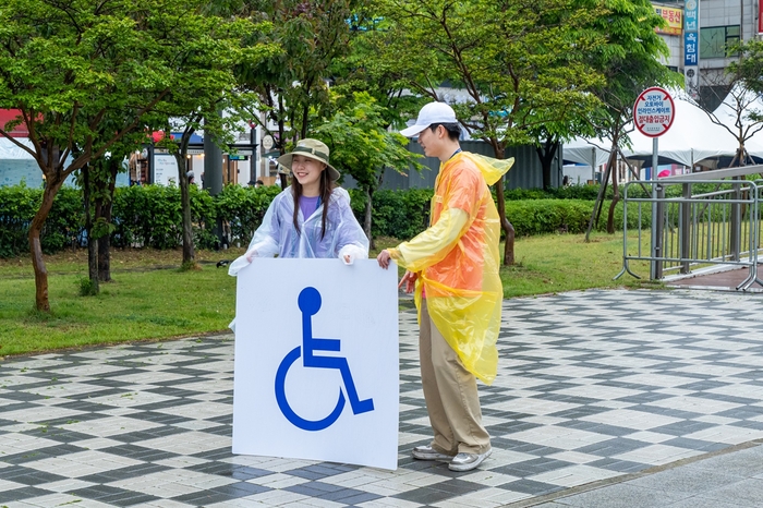 2024년 제20회 안산국제거리극축제 휠체어 관람석 준비