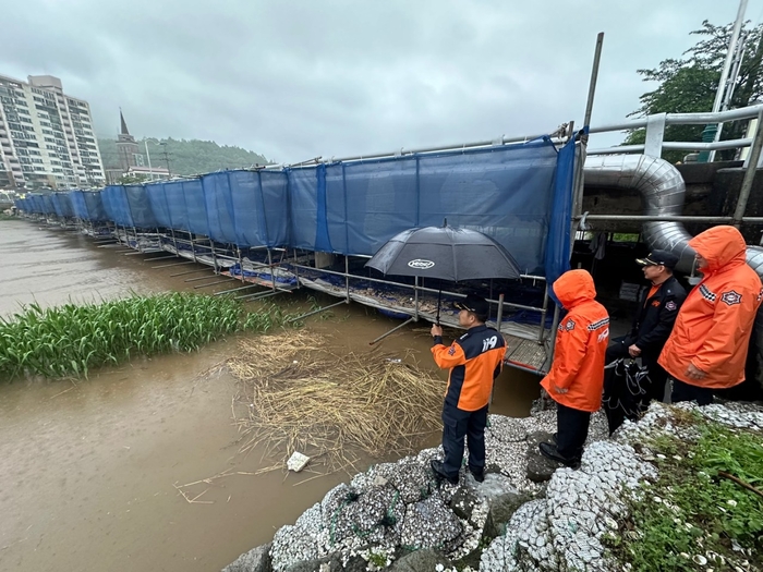 지난 5, 6일 동안 전남 보성에 267.5㎜ 폭우가 내리면서 소방 관계자들이 관내 취약 지역을 순찰하고 있다.