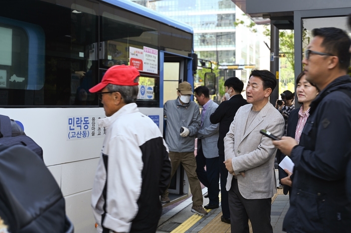 김동근 의정부시장 8일 1205번 광역버스 탑승 대기