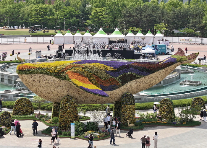 2024고양국제꽃박람회 노래하는 분수광장 '물 뿜는 꽃등고래'