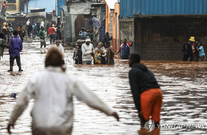 케냐 나이비로 주민들이 홍수로 주택이 침수되자 대피를 하고 있다. 연합뉴스