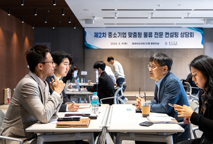 9일 서울 삼성동 트레이드타워에서 열린 '중소기업 맞춤형 물류 전문 컨설팅 상담회'에서 참석 기업들이 전문가와 상담을 하고 있다.