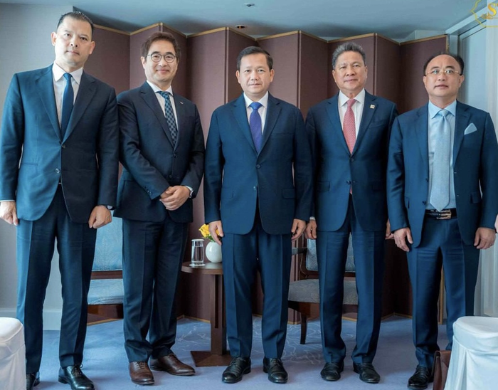 (왼쪽부터)
SK증권 글로벌사업부 한정호 대표, SK증권 전우종 대표이사, 캄보디아 훈 마넷 총리, 캄보디아 쑨 찬톨 부총리, 로얄그룹 키스 맹 회장