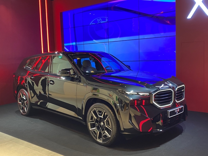 BMW 엑설런스 라운지에 전시된 XM. 사진=이찬우 기자