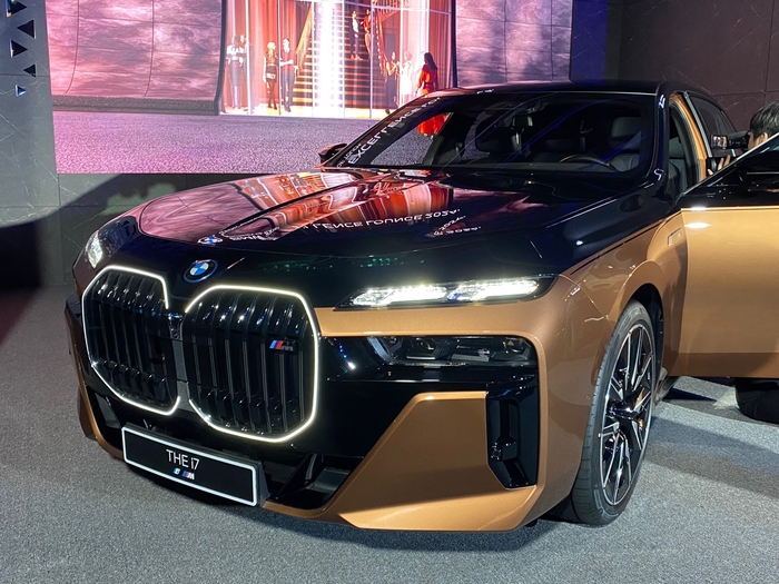 BMW 엑설런스 라운지에 전시된 I7. 사진=이찬우 기자