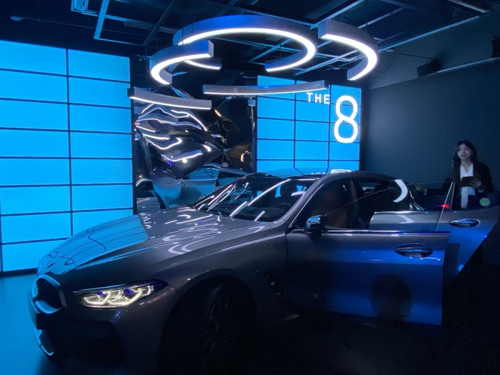 BMW 엑설런스 라운지의 도슨트가 8시리즈를 설명하고 있다. 사진=이찬우 기자