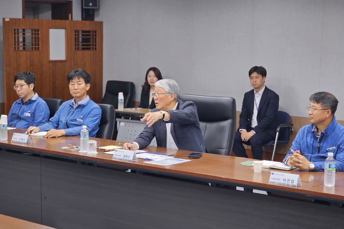 강진구 한국가스공사 상임감사위원(가운데)이 지난 24일 인천LNG기지 간부들을 대상으로 마약류 오남용 교육을 하고 있다.