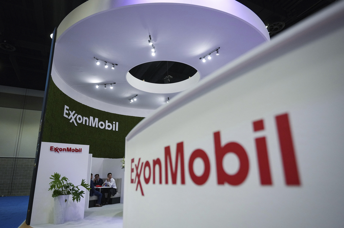 Earns Exxon Mobil