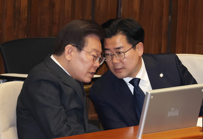 더불어민주당 이재명 대표(왼쪽)와 박찬대 의원.연합뉴스