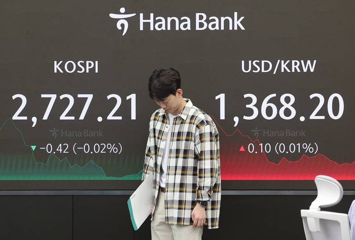 13일 오후 서울 중구 하나은행 본점 딜링룸.연합뉴스