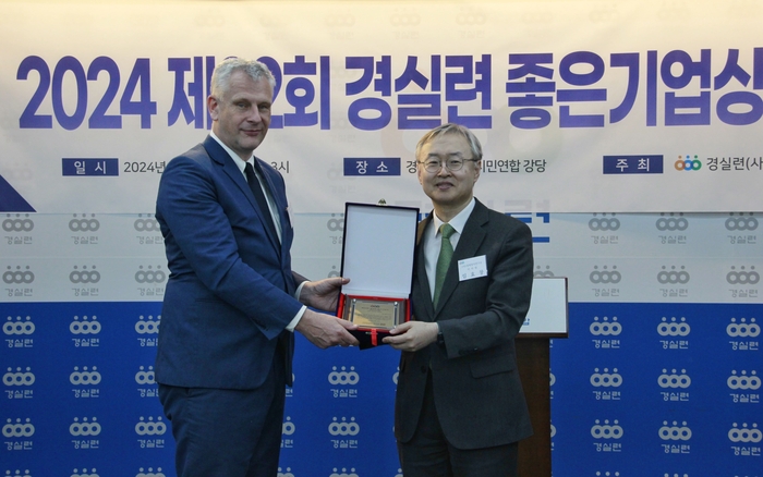 18일 경실련 강당에서 열린 '제32회 경실련 좋은기업상 시상식'에서 한국쉘석유 라머스 예룬 피터 대표이사와 경제정의연구소 임효창 이사장이 기념