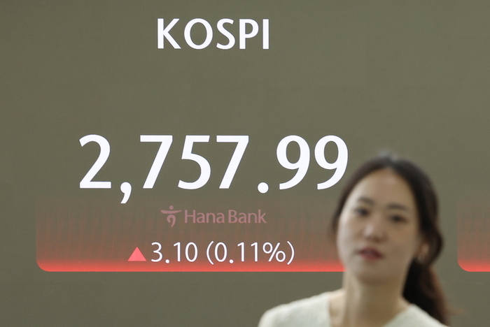 14일 오전 서울 중구 하나은행 본점 딜링룸에서 딜러들이 업무를 보고 있다.연합뉴스