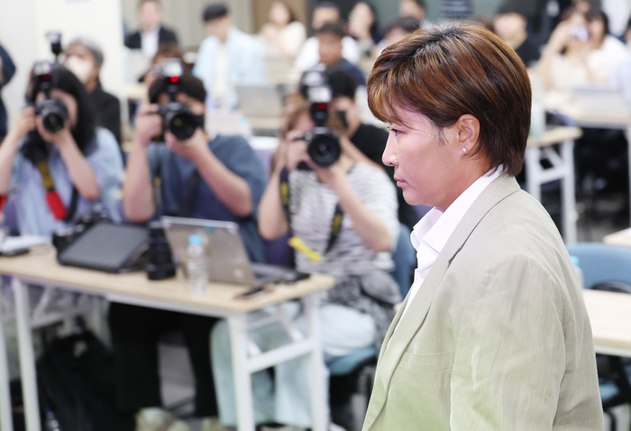 기자회견장 들어서는 박세리