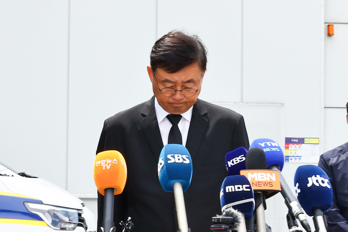 고개 숙여 사과하는 박순관 에스코넥 대표