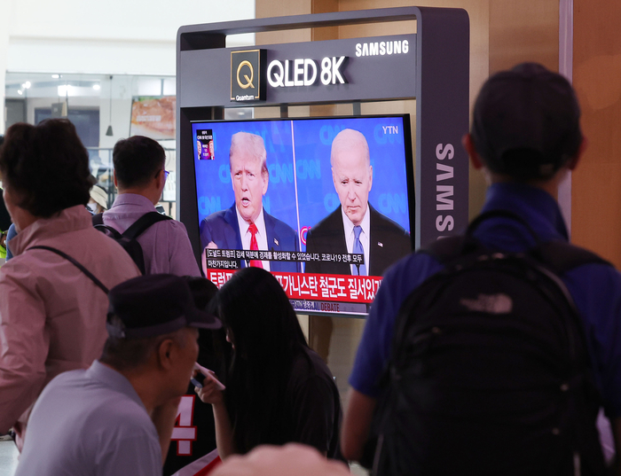서울역에 나오는 미국 대선 TV 토론회 생방송