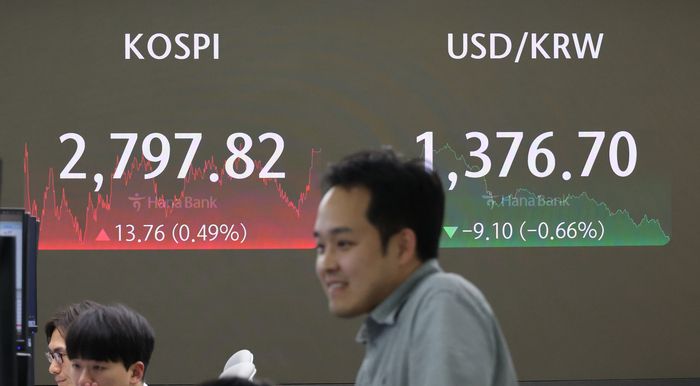 28일 오전 서울 중구 하나은행 본점 딜링룸.연합뉴스