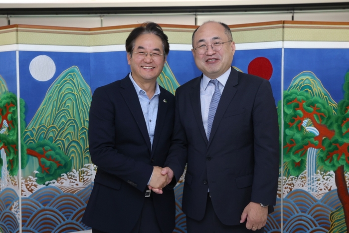 황인상 주 상파울루 대한민국 총영사-이동환 고양특례시장(왼쪽)