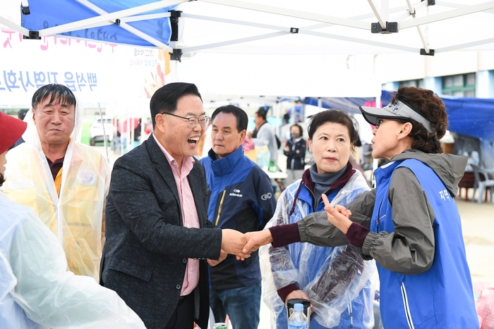 강수현 양주시장 지난달 백석읍 시민소통 행사에서 시민과 만나 반갑게 악수를 나누고 있다