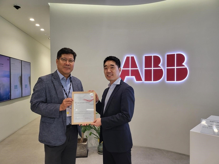 ABB와 에스엔시스의 고압배전만 모델 계약 체결식에서 황외열 에스엔시스 본부장과 이승훈 ABB 본부장이 기념촬영을 하고 있다.