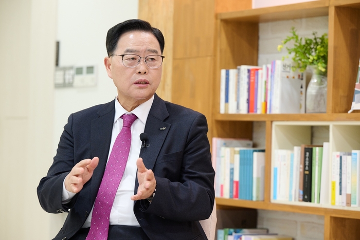 강수현 양주시장이 2일 민선8기 전반기 성과와 후반기 역점사업과 비전을 설명하고 있다