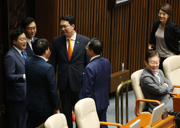 4일 국회 본회의에서 더불어민주당 이재명 전 대표와 박찬대 원내대표, 개혁신당 이준석 의원과 천하람 원내대표 등이 대화하고 있다.연합뉴스