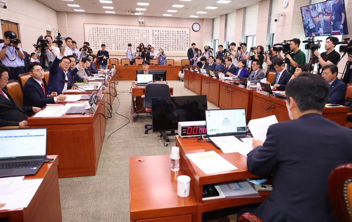여당 의원들 의사진행발언 요청 받는 정청래 위원장