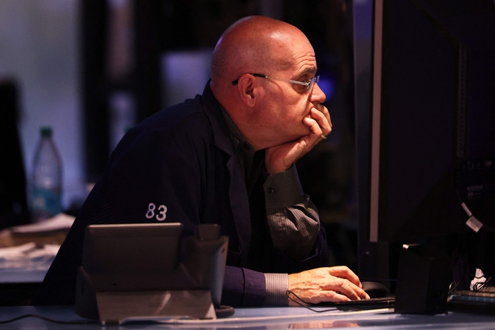 US-MARKETS-CONTINUE-TO-DROP-SHARPLY-ON-RECENT-ECONOMIC-REPORTS