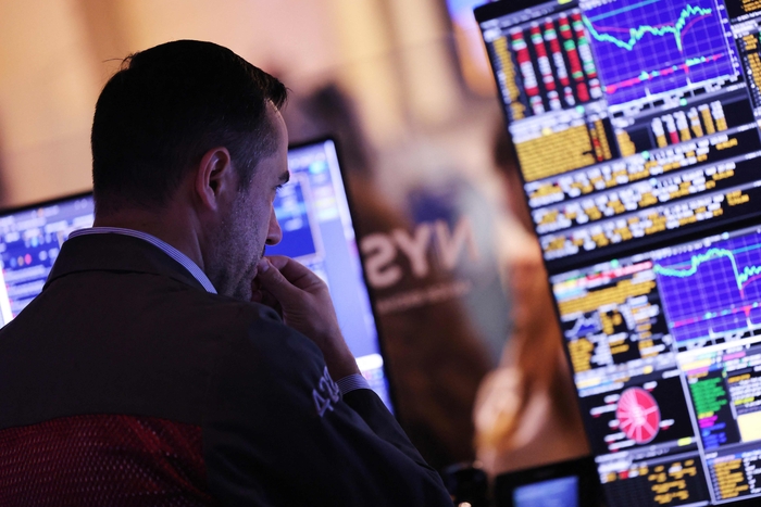 US-DOW-PLUNGES-OVER-1000-POINTS-AS-MARKETS-CONTINUE-SELL-OFF