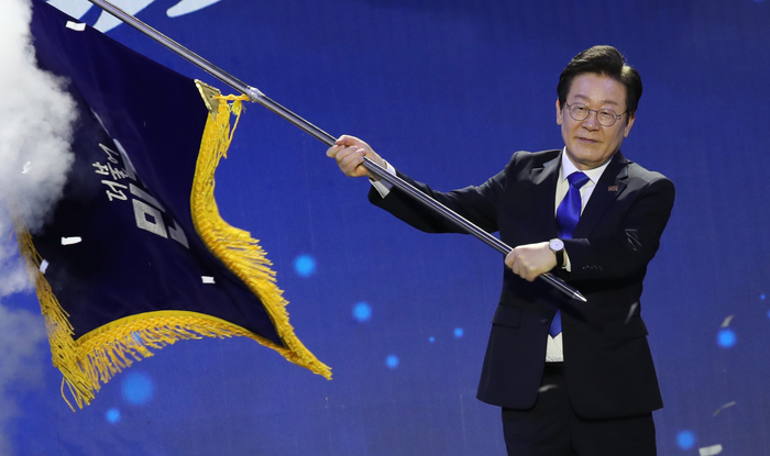 당기 흔드는 이재명 신임 대표