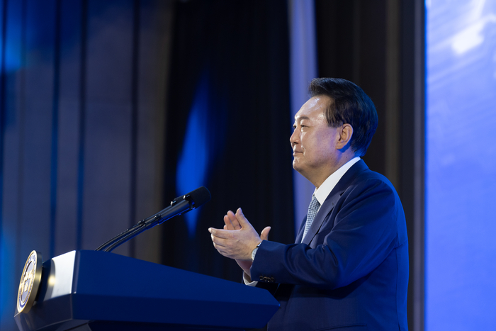 윤석열 대통령, 사이버범죄대응 심포지엄 참석자 격려