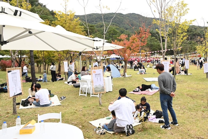 지난 10월 26~27일 경북 김천시 직지사 일원에서 진행된 '2024 김천 김밥축제' 현장. 사진= 김천시