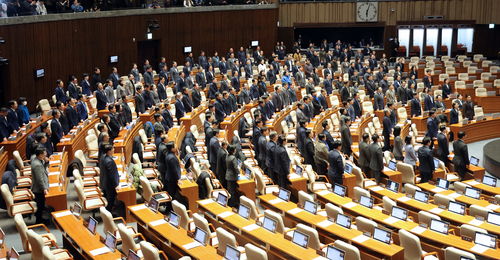 7일 오후 국회 본회의에서 야당 의원들이 윤석열 대통령의 탄핵소추안 표결에 불참하기 위해 퇴장한 국민의힘 의원들의 이름을 일일이 호명하고 있다.