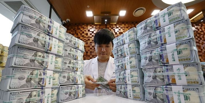 10일 서울 외환시장에서 미국 달러화 대비 원화 환율의 주간 거래 종가는 전일 대비 10.1원 내린 1426.9원을 기록했다.