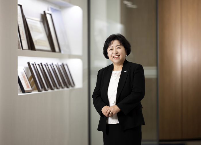 한국건강관리협회 60년사에 수록된 이은희 사무총장 집무실 장면.
