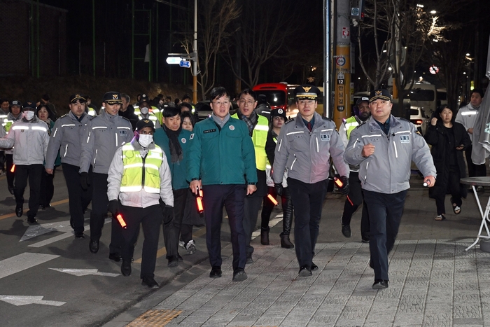 이민근 안산시장(왼쪽) 설 명절 앞둔23일 민-관-경 합동순찰 참여