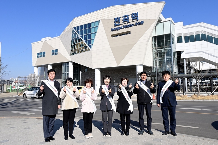 연천군의회 24일 설맞이 전곡역 격려방문
